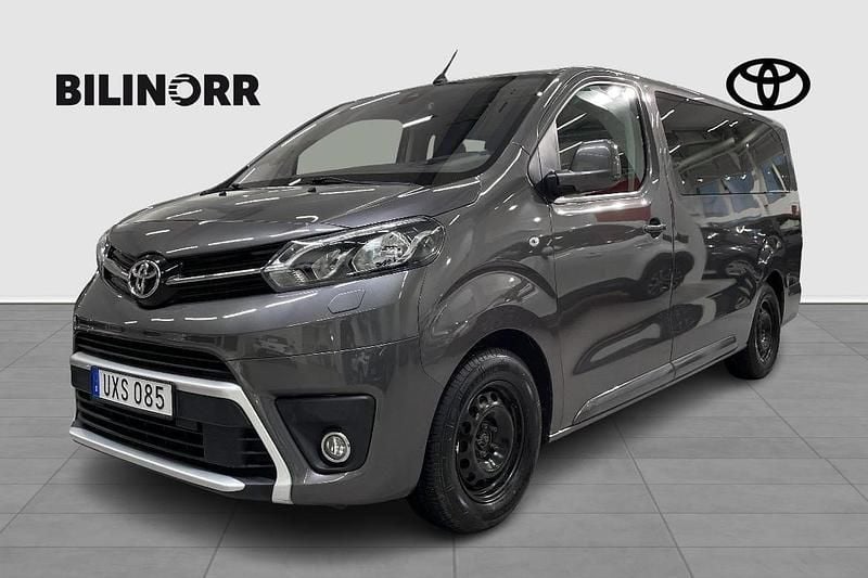 Mörkgrå (grå) Begagnad 2017 Toyota Proace Verso Kombi | 179 900 kr (Bra pris) - Bild 1/4