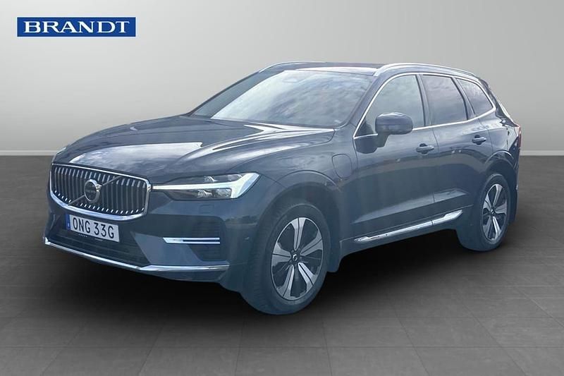 Mörkblå (blå) Begagnad 2024 Volvo XC60 Plus SUV | 529 900 kr (Marknadspris) - Bild 1/4