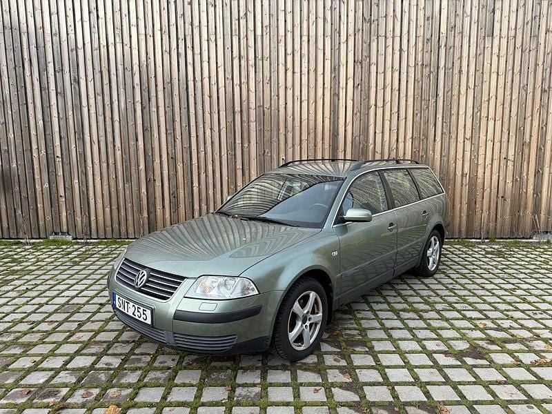 Ljusgrön Begagnad 2001 VW Passat Comfortline Kombi | 22 000 kr (Bra pris) - Bild 1/4