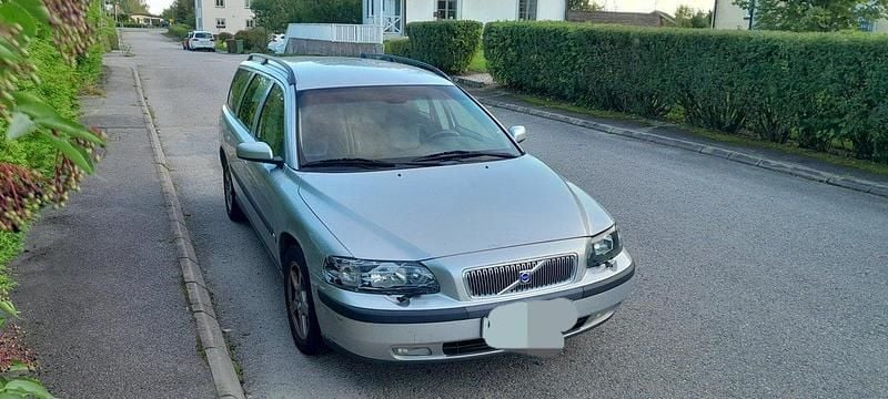 Grå Begagnad 2004 Volvo V70 Business Edition Kombi | 8 000 kr (Superpris) - Bild 1/4