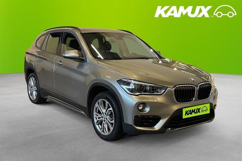 Silver/grå Begagnad 2018 BMW X1 Sport Line SUV | 204 800 kr (Marknadspris) - Bild 1/4