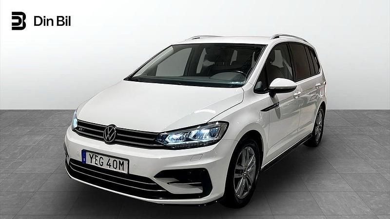 Vit Begagnad 2021 VW Touran R-line Minibuss | 314 900 kr (Marknadspris) - Bild 1/4