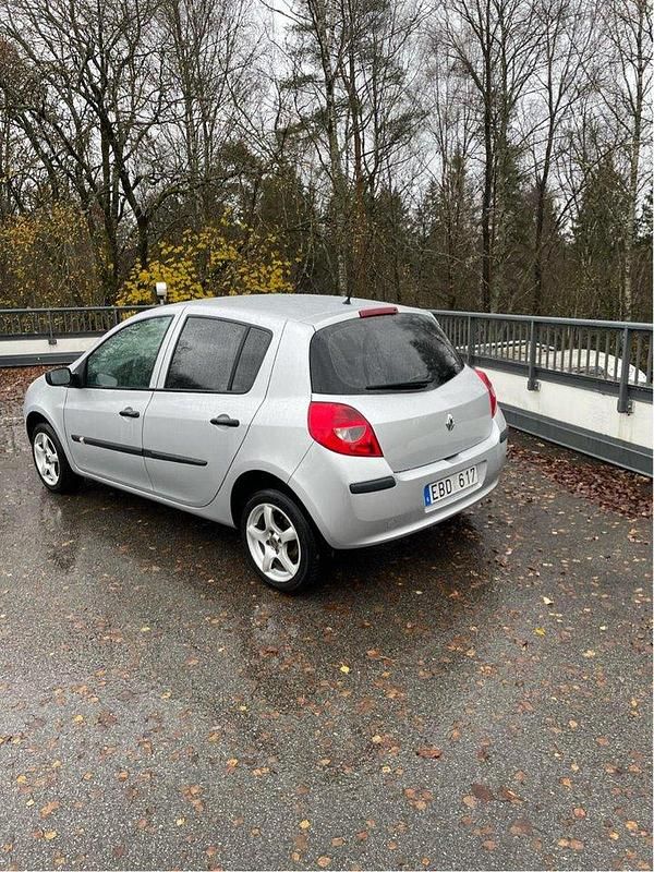 Grå Begagnad 2006 Renault Clio R.S. Halvkombi | 25 000 kr (Marknadspris) - Bild 1/4