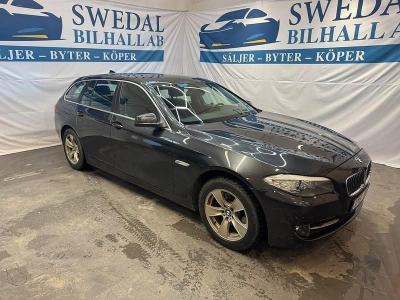 Grå Begagnad 2011 BMW 523 Kombi | 99 800 kr (Marknadspris) - Bild 1/4