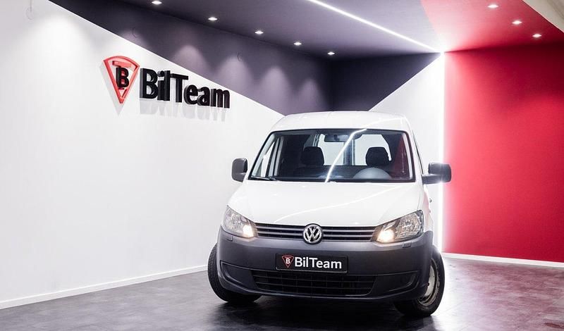 Vit Begagnad 2015 VW Caddy Minibuss | 89 900 kr (Marknadspris) - Bild 1/4