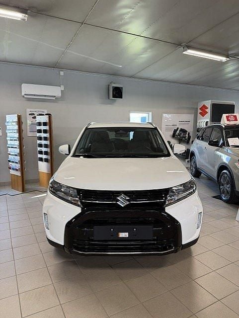 Vit Ny 2025 Suzuki Vitara SUV | 334 900 kr (Marknadspris) - Bild 1/4
