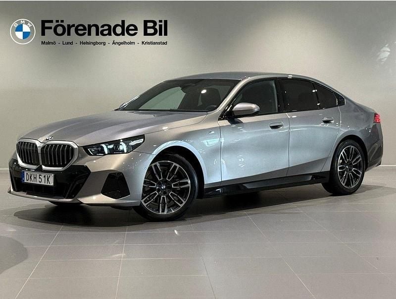 Grå Begagnad 2024 BMW 520 M Sport Sedan | 599 000 kr (Lite dyr) - Bild 1/4