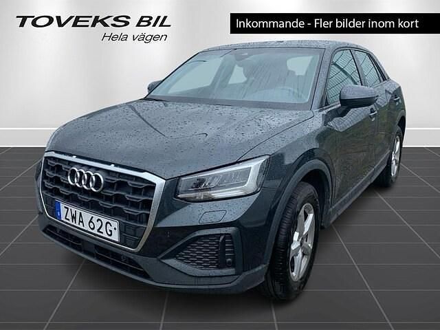 Grå (manhattangrå metallic) Begagnad 2025 Audi Q2 Proline SUV | 299 900 kr (Lite dyr) - Bild 1/1