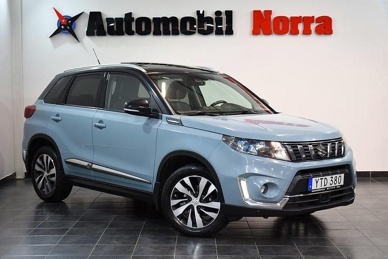 Grå (turkos blå/svart metallic) Begagnad 2018 Suzuki Vitara SUV | 134 700 kr (Marknadspris) - Bild 1/2