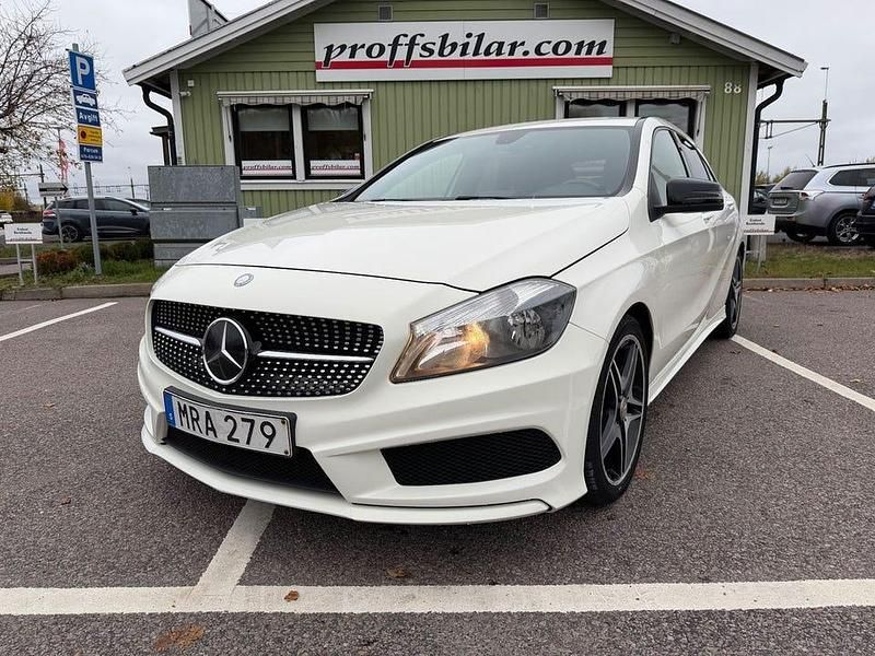 Vit Begagnad 2014 Mercedes A180 AMG line Halvkombi | 119 900 kr (Marknadspris) - Bild 1/4