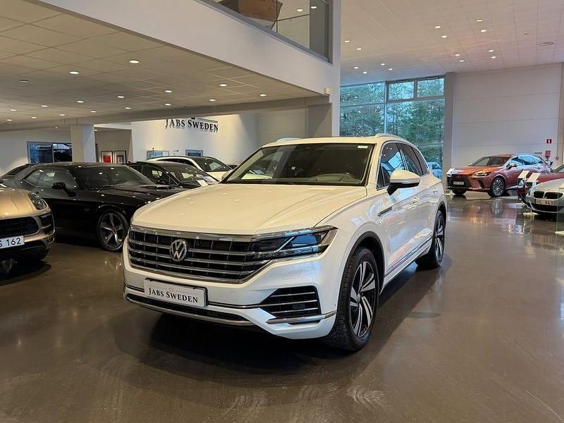 Vit Begagnad 2020 VW Touareg SUV | 439 900 kr (Superpris) - Bild 1/4