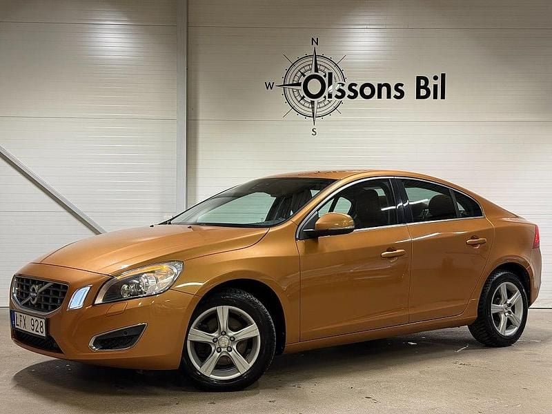 Brun Begagnad 2011 Volvo S60 Summum Sedan | 89 900 kr (Marknadspris) - Bild 1/4
