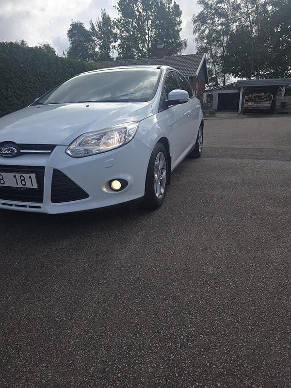 Vit Begagnad 2012 Ford Focus Trend Halvkombi | 53 500 kr (Marknadspris) - Bild 1/3