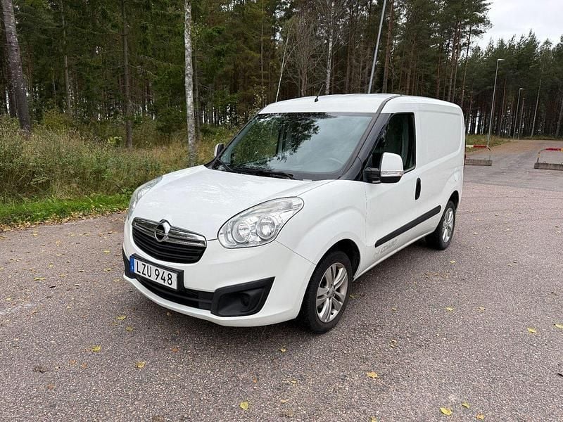 Vit Begagnad 2015 Opel Combo Minibuss | 39 900 kr (Superpris) - Bild 1/4