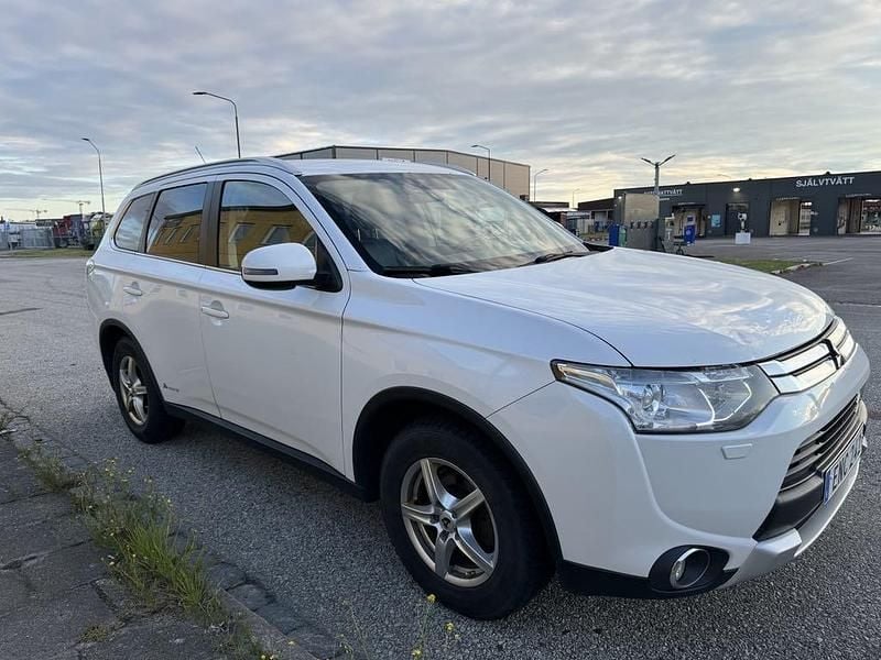 Vit Begagnad 2015 Mitsubishi Outlander SUV | 129 000 kr (Marknadspris) - Bild 1/4