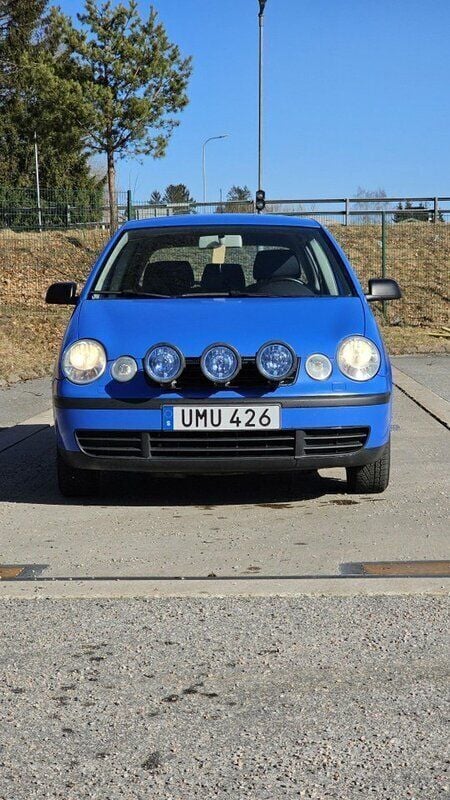 Blå Begagnad 2004 VW Polo Halvkombi | 17 000 kr (Marknadspris) - Bild 1/4