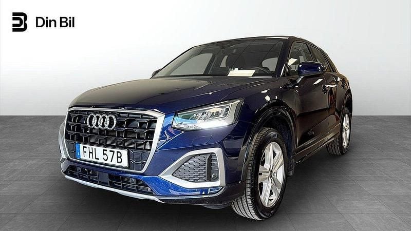Blå (navarrablå metallic) Begagnad 2024 Audi Q2 Advanced SUV | 284 000 kr (Marknadspris) - Bild 1/4