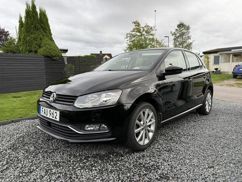 Svart Begagnad 2016 VW Polo Halvkombi | 109 000 kr (Marknadspris) - Bild 1/4