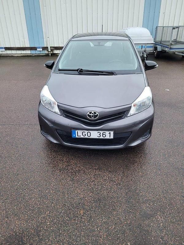 Grå Begagnad 2012 Toyota Yaris Life Halvkombi | 69 900 kr (Marknadspris) - Bild 1/4