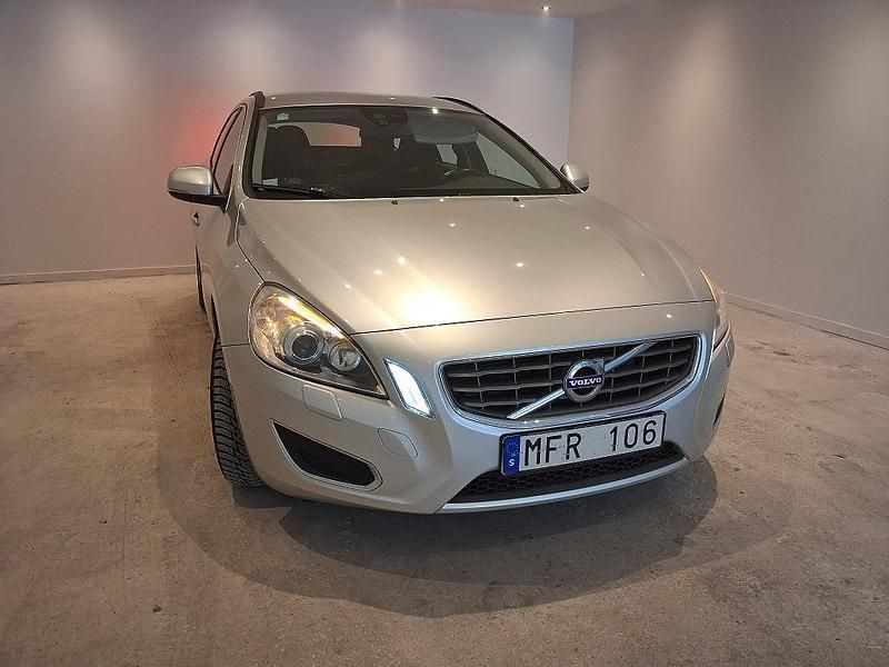 Ljusgrå Begagnad 2011 Volvo V60 Momentum Kombi | 84 900 kr (Marknadspris) - Bild 1/4