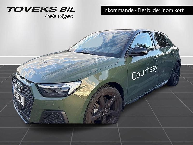 Distriktgrön metallic mytsvart metallic Begagnad 2025 Audi A1 Sportback Proline Halvkombi | 309 900 kr (Dyr) - Bild 1/3