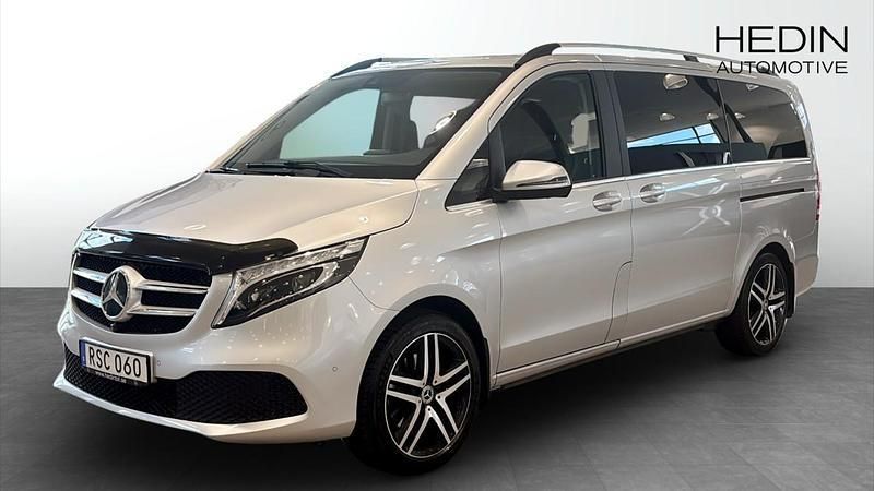 Svart Begagnad 2020 Mercedes V300 Avantgarde Minibuss | 559 000 kr (Superpris) - Bild 1/4