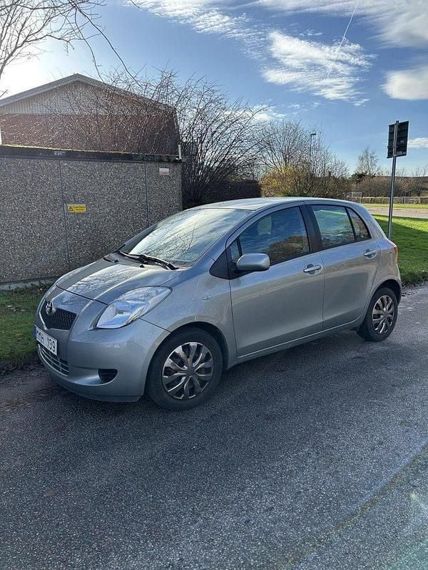Grå Begagnad 2006 Toyota Yaris Halvkombi | 42 000 kr (Lite dyr) - Bild 1/4