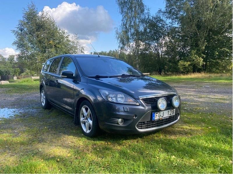 Grå Begagnad 2009 Ford Focus Titanium Kombi | 30 000 kr (Marknadspris) - Bild 1/4