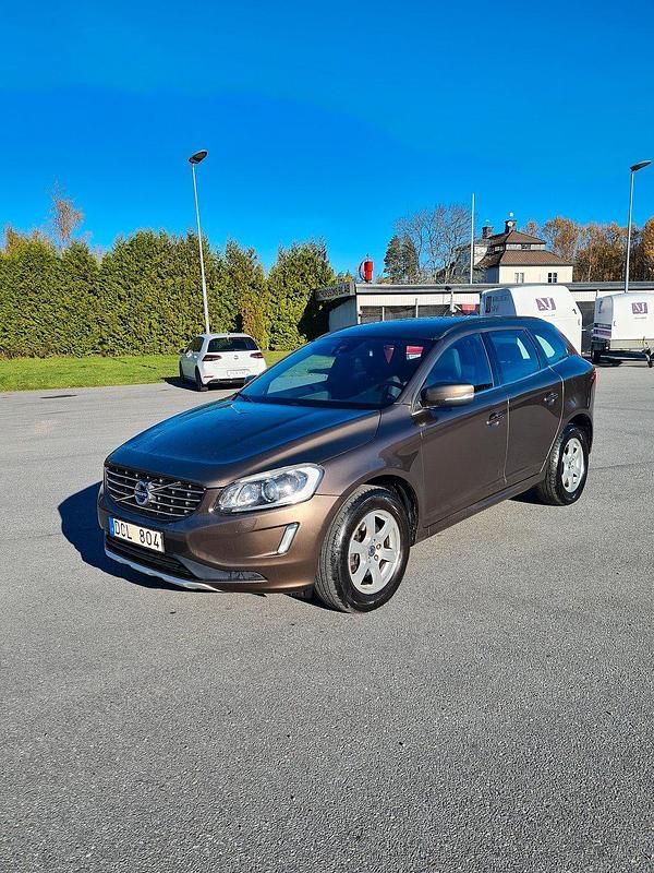 Brun Begagnad 2013 Volvo XC60 Momentum SUV | 133 000 kr (Marknadspris) - Bild 1/4