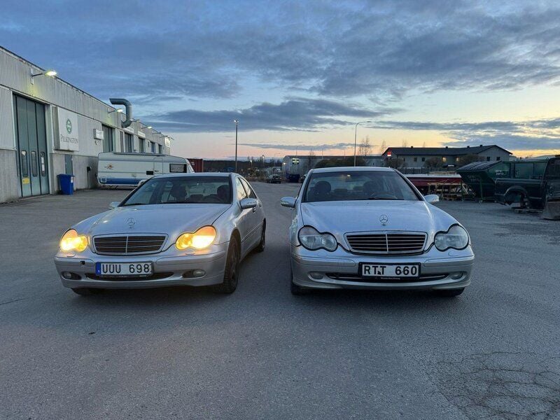 Silver Begagnad 2003 Mercedes C320 Sedan | 33 000 kr (Marknadspris) - Bild 1/4