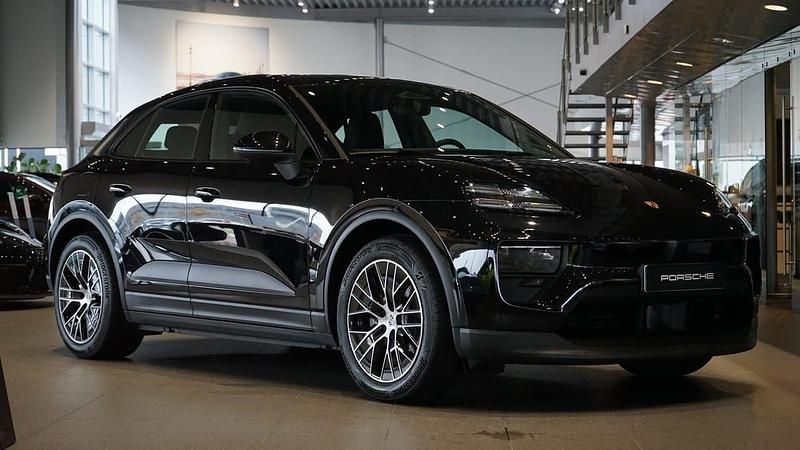 Svart Begagnad 2025 Porsche Macan 4 Electric SUV | 899 000 kr (Marknadspris) - Bild 1/4