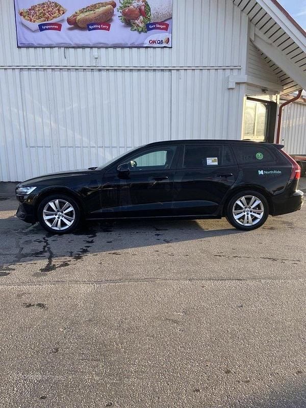Svart Begagnad 2020 Volvo V60 Momentum Kombi | 235 000 kr (Superpris) - Bild 1/3
