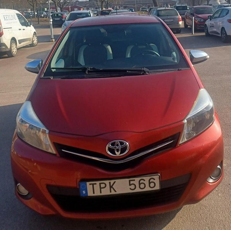 Röd Begagnad 2013 Toyota Yaris Trend Halvkombi | 57 900 kr (Marknadspris) - Bild 1/4