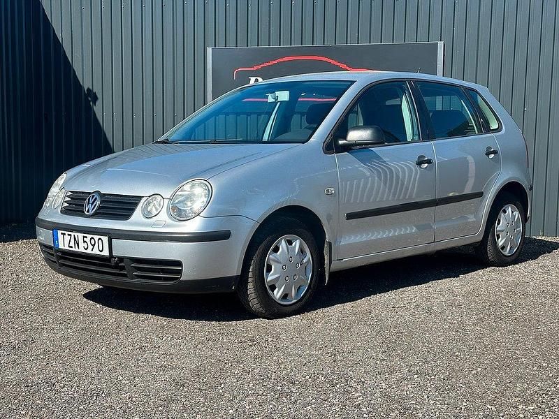 Mörkröd Begagnad 2001 VW Polo Sedan | 28 800 kr - Bild 1/4