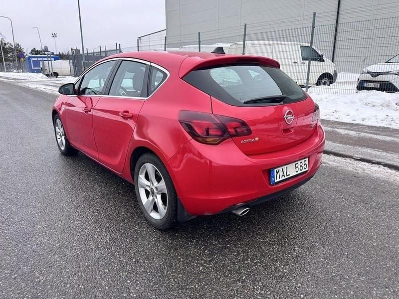 Begagnad Opel Astra Enjoy 180 HK (132 kW) 2011 Röd Halvkombi