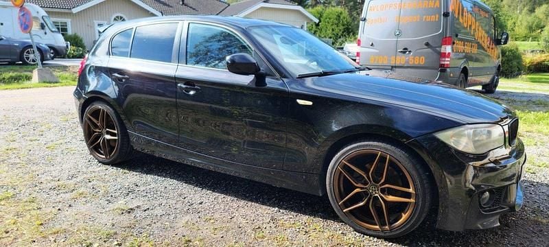 Svart Begagnad 2011 BMW 118 Halvkombi | 85 000 kr (Marknadspris) - Bild 1/4