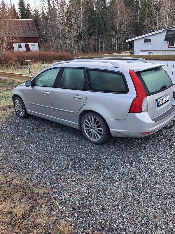 Silvermetallic Begagnad 2011 Volvo V50 Kombi | 69 000 kr (Marknadspris) - Bild 1/4