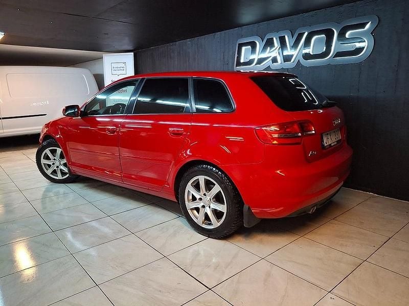 Begagnad Audi A3 Sportback Attraction 105 HK (77 kW) 2011 Röd Halvkombi