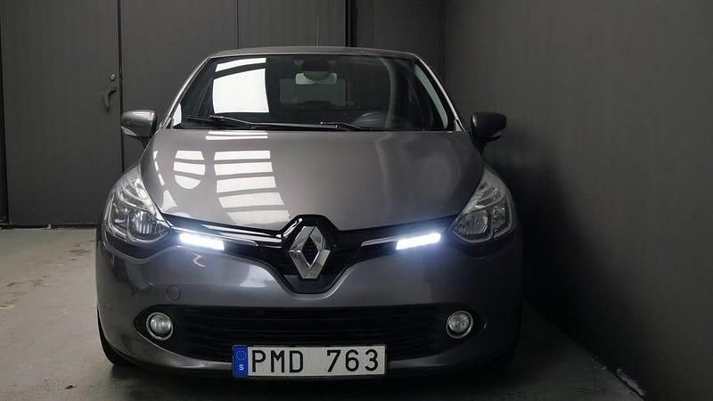 Grå Begagnad 2013 Renault Clio IV Halvkombi | 64 800 kr (Marknadspris) - Bild 1/4
