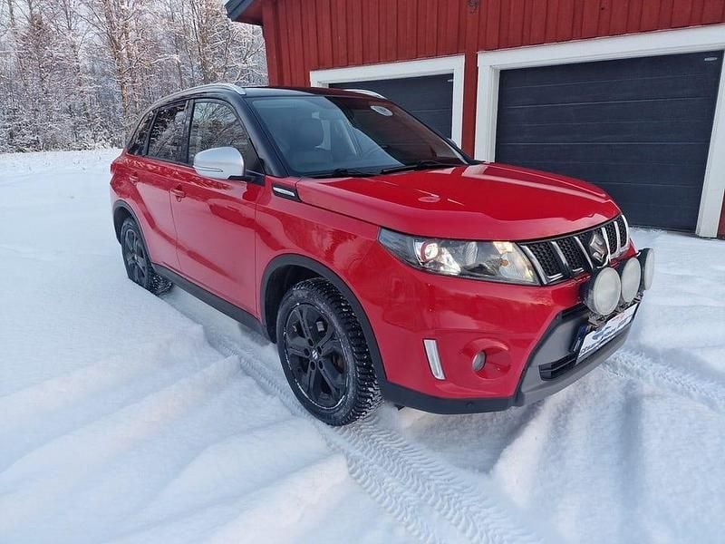 Röd Begagnad 2016 Suzuki Vitara SUV | 118 000 kr (Marknadspris) - Bild 1/4