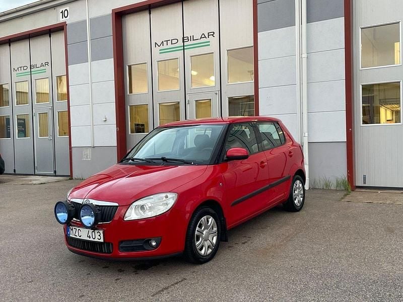 Röd Begagnad 2009 Skoda Fabia Ambiente Halvkombi | 39 900 kr (Marknadspris) - Bild 1/4