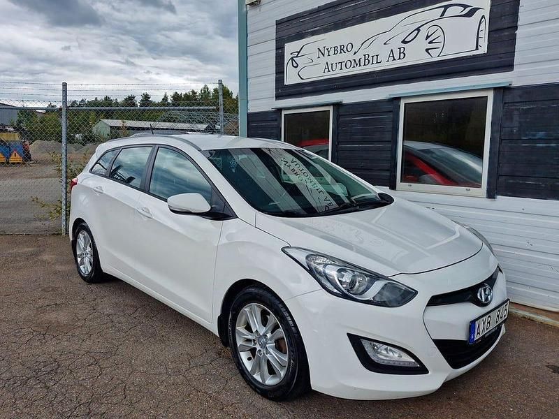 Vit Begagnad 2013 Hyundai i30 Kombi | 64 900 kr (Marknadspris) - Bild 1/4