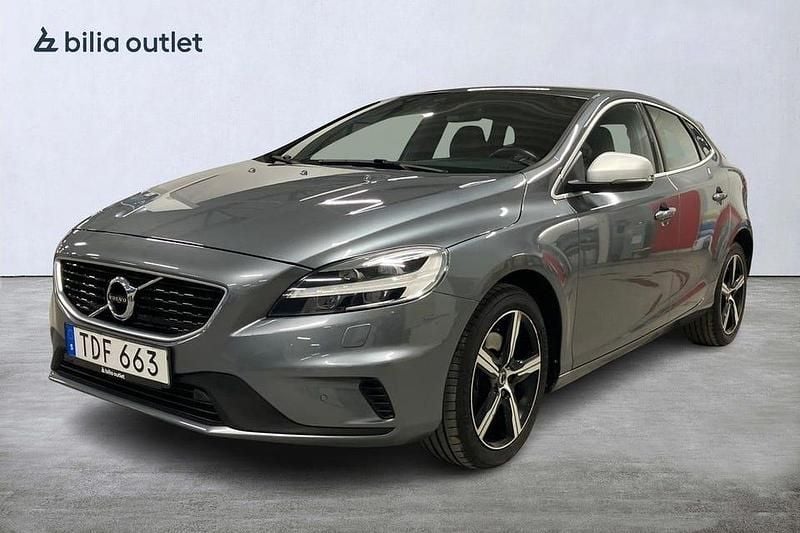 Grå Begagnad 2018 Volvo V40 R-Design Halvkombi | 194 800 kr (Marknadspris) - Bild 1/4