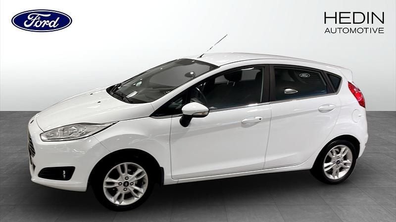 Vit Begagnad 2016 Ford Fiesta Titanium Halvkombi | 94 900 kr (Marknadspris) - Bild 1/4