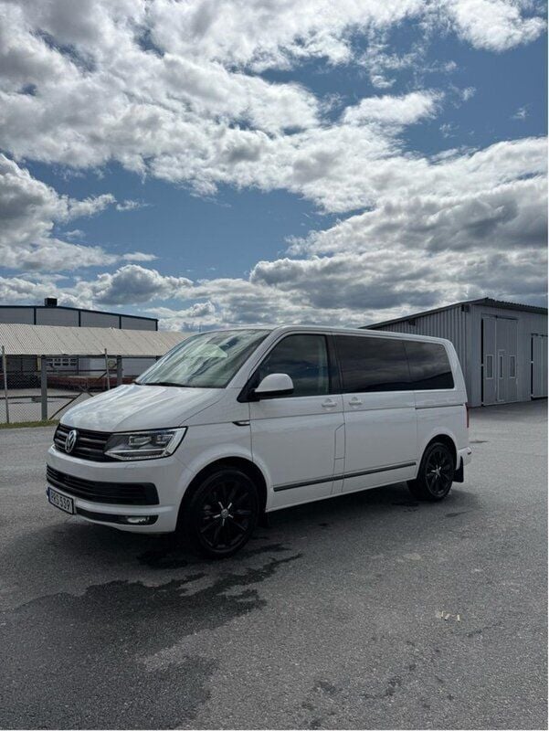 Vit Begagnad 2017 VW Multivan Highline Minibuss | 379 000 kr (Marknadspris) - Bild 1/1