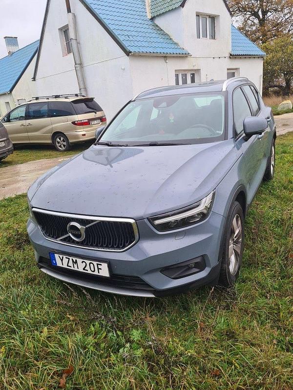 Grå Begagnad 2020 Volvo XC40 Momentum SUV | 260 000 kr (Marknadspris) - Bild 1/4