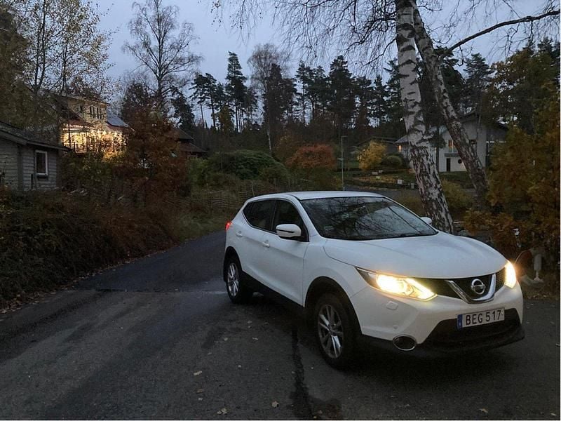 Vit Begagnad 2015 Nissan Qashqai SUV | 139 000 kr (Marknadspris) - Bild 1/4