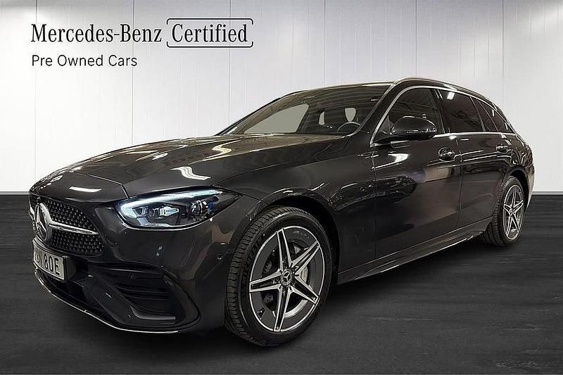 Grå Begagnad 2024 Mercedes C300e AMG Kombi | 519 000 kr (Lite dyr) - Bild 1/4