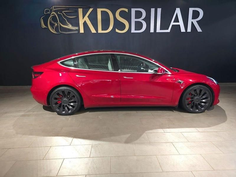 Begagnad Tesla Model 3 Performance 377 kW (513 HK) 2019 Röd Sedan