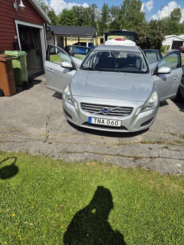 Grå Begagnad 2013 Volvo V60 Momentum Kombi | 75 000 kr (Bra pris) - Bild 1/4